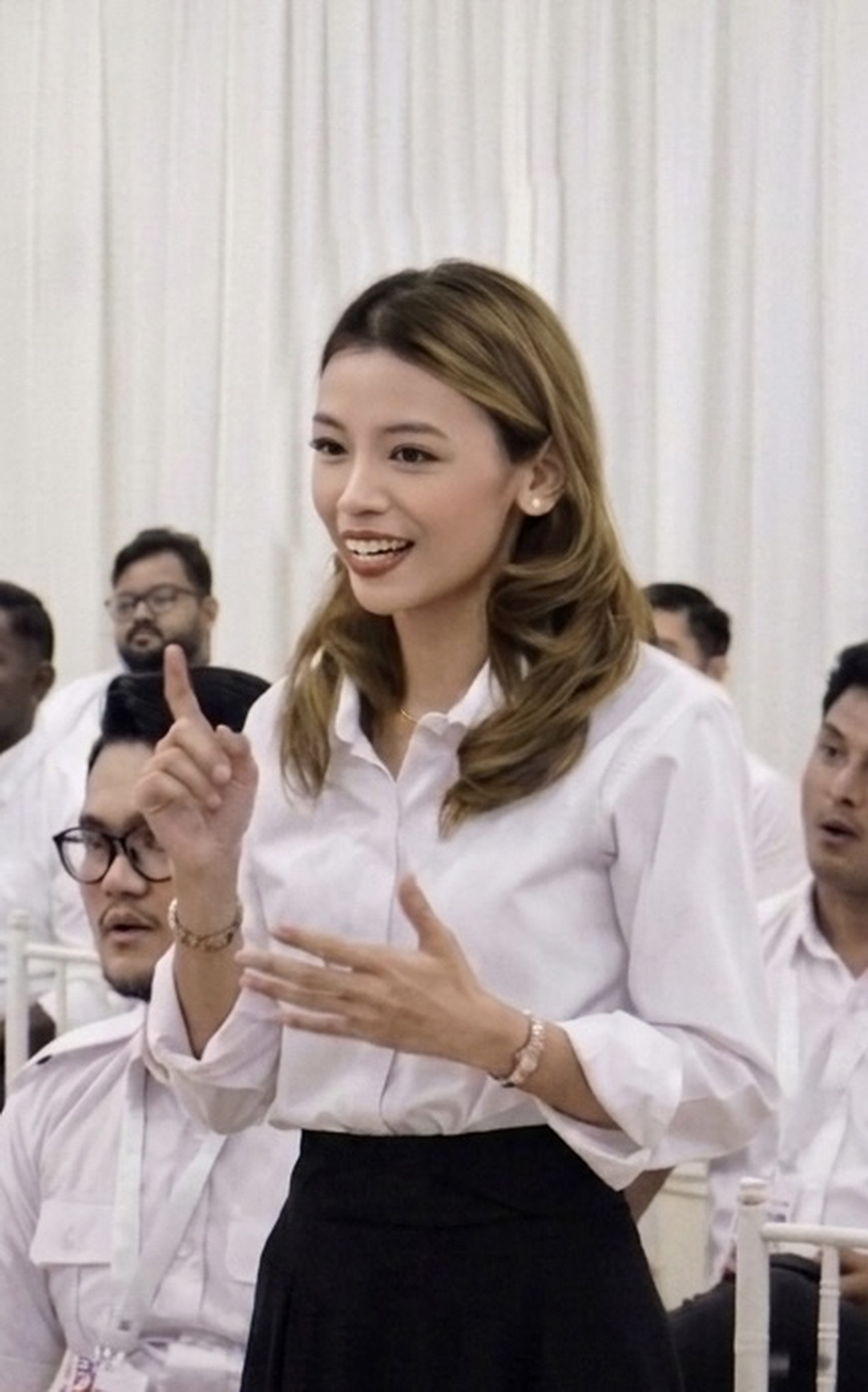 Bella Arbaín speaking confidently at an event