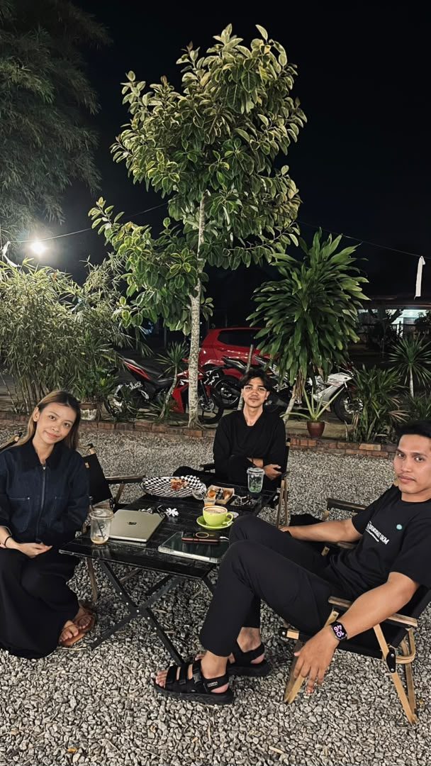 Bella with organisers at an evening outdoor meet up